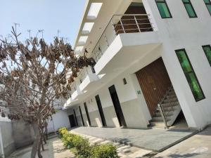 un edificio con un árbol delante de él en Kingston banquet and event center en Kurukshetra