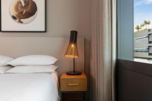 Postel nebo postele na pokoji v ubytování Four Points by Sheraton Sydney, Central Park