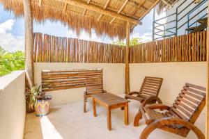 2 Stühle und ein Tisch auf einer Veranda in der Unterkunft Stay in the Heart of Tulum l best location in Town in Tulum