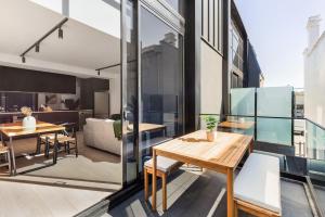 een balkon met een tafel en stoelen in een gebouw bij Fitzroy North Apartments by Urban Rest in Melbourne