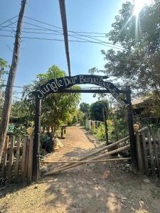 Una puerta con una señal que lee la búsqueda gitana a pie. en Jungle Bangalow Don Det, en Muang Không