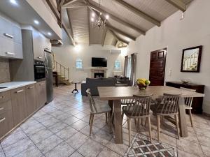 cocina y comedor con mesa y sillas en LDV ZANTE VILLAS - Luxury Dream Villa en Pandokrátor