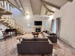una sala de estar con 2 sofás y un piano en LDV ZANTE VILLAS - Luxury Dream Villa en Pandokrátor