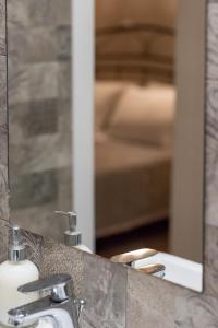 encimera con espejo y lavabo en LDV ZANTE VILLAS - Luxury Dream Villa, en Pandokrátor