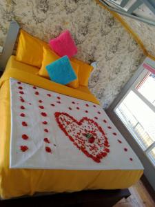 uma cama com um coração pintado em Beach Paradise Day Cruise Houseboat - VACCINATED STAFF em Alappuzha