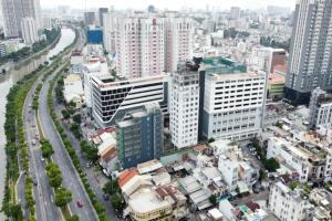 una vista aérea de una ciudad con edificios altos en The Arrivals Hotel, en Ho Chi Minh