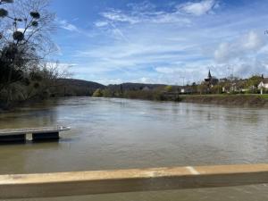 einen Blick auf einen Fluss von einer Brücke aus in der Unterkunft Gîte Seine & Nature Le Capitaine in Bennecourt