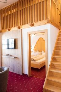 a small room with a bunk bed and a staircase at Arlen Lodge Appartement in Sankt Anton am Arlberg