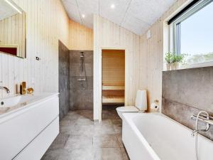 Phòng tắm tại Holiday home Augustenborg XII