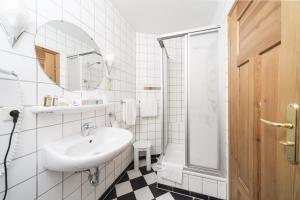 a bathroom with a sink, toilet and shower at Altes Stadttor in Kastellaun