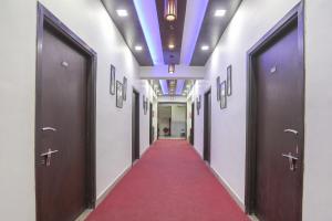 スーラトにあるCollection O Shyam Vatika Banquet And Roomsの廊下