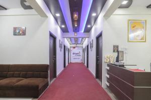 スーラトにあるCollection O Shyam Vatika Banquet And Roomsの赤い絨毯とソファのある廊下