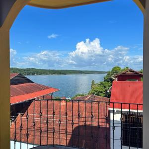 una ventana de un edificio con vistas al lago en AIDA HOSTAL en Flores