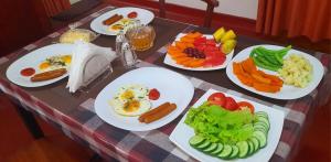Regent Residencies - Colombo في كولومبو: طاولة عليها أطباق من طعام الإفطار