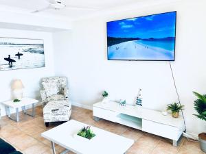 Μια τηλεόραση ή/και κέντρο ψυχαγωγίας στο Beach Bliss Apartment- SeaViews-Wifi-Pool-Bbq