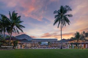 una representación de un complejo al atardecer con palmeras en Four Points by Sheraton Palawan Puerto Princesa en Sabang