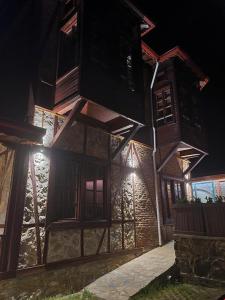een groot gebouw met een licht dat er 's nachts op schijnt bij Hermes Country Club in Beykoz