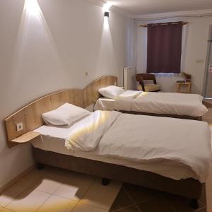 duas camas num quarto com em Hermes Country Club em Beykoz