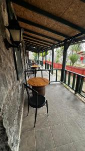 een houten tafel en stoel op een patio bij Hermes Country Club in Beykoz