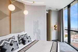 Paragraph Freedom Square, a Luxury Collection Hotel, Tbilisi客房内的一张或多张床位