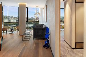 Paragraph Freedom Square, a Luxury Collection Hotel, Tbilisi的休息区
