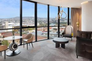Paragraph Freedom Square, a Luxury Collection Hotel, Tbilisi的休息区