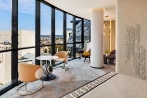 Paragraph Freedom Square, a Luxury Collection Hotel, Tbilisi的休息区