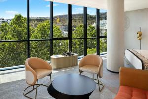 Paragraph Freedom Square, a Luxury Collection Hotel, Tbilisi的阳台或露台