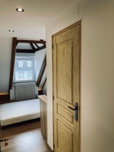 - une porte ouverte dans une chambre avec un lit dans l'établissement Strasbourg quartier de l’orangerie, à Strasbourg