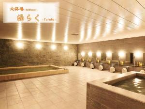 una sala de espera con bañera de hidromasaje en un edificio en HOTEL FUKURACIA OSAKA-BAY, en Osaka