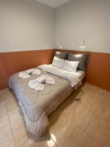 a bed in a room with two towels on it at City Vibe-Sigrou 44 in Thessaloniki