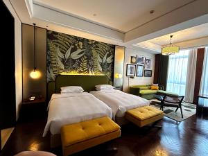 Postel nebo postele na pokoji v ubytování Fondney Hotel Shanghai NECC Hongqiao Airport T2