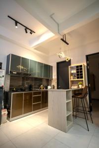 Kuchyň nebo kuchyňský kout v ubytování Seaview Urban suites Georgetown @Penang