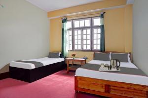 Posteľ alebo postele v izbe v ubytovaní Capital O Basera Resort
