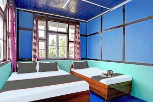Tempat tidur dalam kamar di Capital O Basera Resort