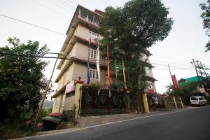 un grand bâtiment sur le côté d'une rue dans l'établissement Ecotel kalimpong, à Kalimpong