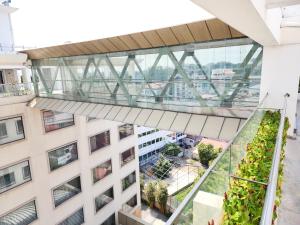 vista sull'alto di un edificio con passerella in vetro di Dimora Hotels And Resorts a Trivandrum
