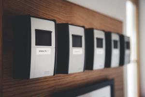 una fila de impresoras en blanco y negro en una pared en Kinsau Rooms en Kinsau