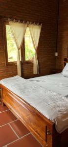 ein großes Bett in einem Zimmer mit Fenster in der Unterkunft Homestay Dream hill in Cat Tien
