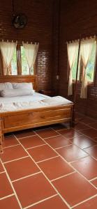 sypialnia z łóżkiem w pokoju w obiekcie Homestay Dream hill w mieście Cat Tien