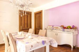a dining room with a table and a chandelier at La Dimora di Lara B&B in Preganziol