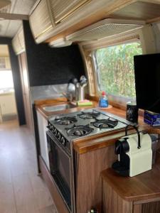 een keuken met een fornuis in een camper bij Pooh’s Belle in Grimaud