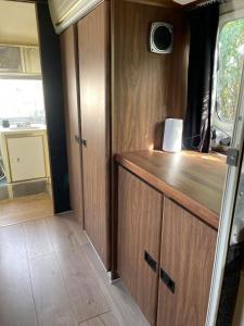 ein kleines Zimmer mit einer Holztheke in einem Wohnwagen in der Unterkunft Pooh’s Belle in Grimaud