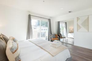 Ένα ή περισσότερα κρεβάτια σε δωμάτιο στο New Renovated Spacious 3 bedroom near DT Alhambra