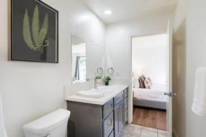 Ένα ή περισσότερα κρεβάτια σε δωμάτιο στο New Renovated Spacious 3 bedroom near DT Alhambra +39 φωτογραφίες