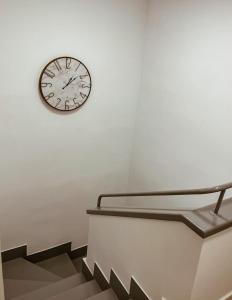 洛格羅尼奧的住宿－Duplex labradores centro 8PAX, PARKING INCLUIDO，楼梯旁墙上的时钟