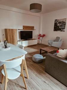 un soggiorno con tavolo bianco e divano di Duplex labradores centro 8PAX, PARKING INCLUIDO a Logroño