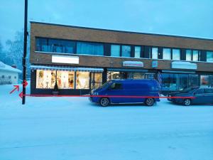 two cars parked in a parking lot in front of a building at Asunto Rautatiekatu 4 in Ylivieska