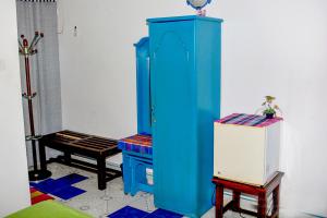 Terrel Residencies Gal Oya في أمبارا: خزانة زرقاء ومقعد في الغرفة