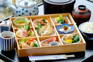 una bandeja de comida con sushi y arroz en una mesa en Fuyo Bekkan, en Yonago